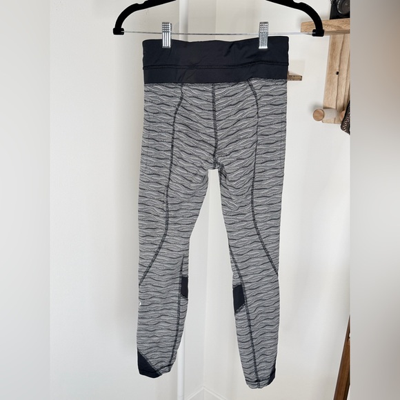 Lululemon Inspire II Tight Legging Black & White Size 4 Like New - Picture 4 of 9